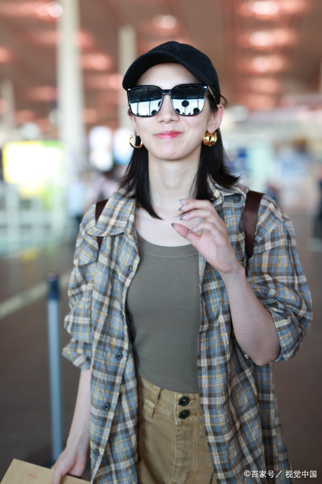 孟美岐抵达北京机场,时尚穿搭引发热议!网友:格衫复古真好看